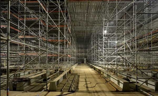 The erection scheme of scaffolding shall determined by construction features